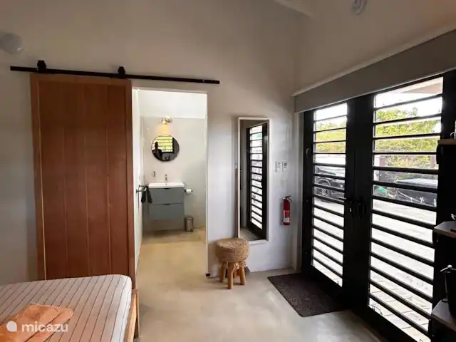 Slaapkamer en badkamer